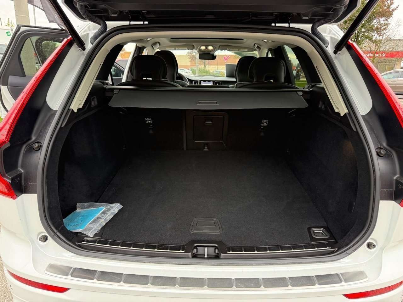 2024 Volvo XC60 Plus Dark Theme-16