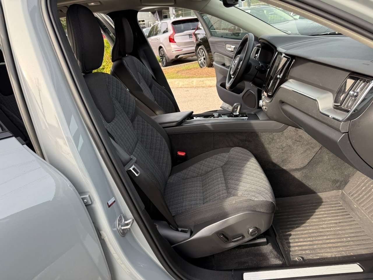 2024 Volvo XC60 Core Dark Theme-19