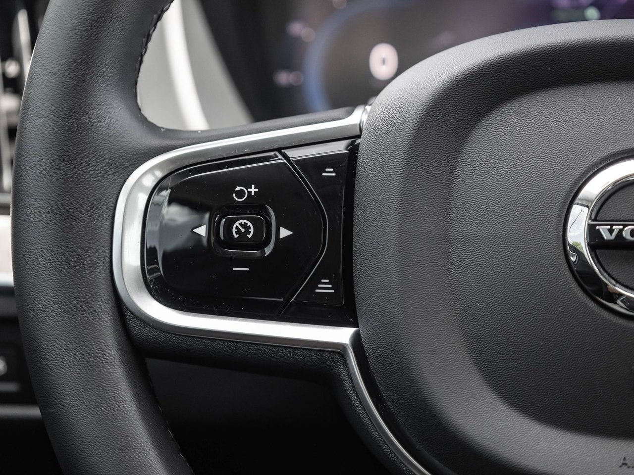 2025 Volvo XC60 Plus Dark Theme-10