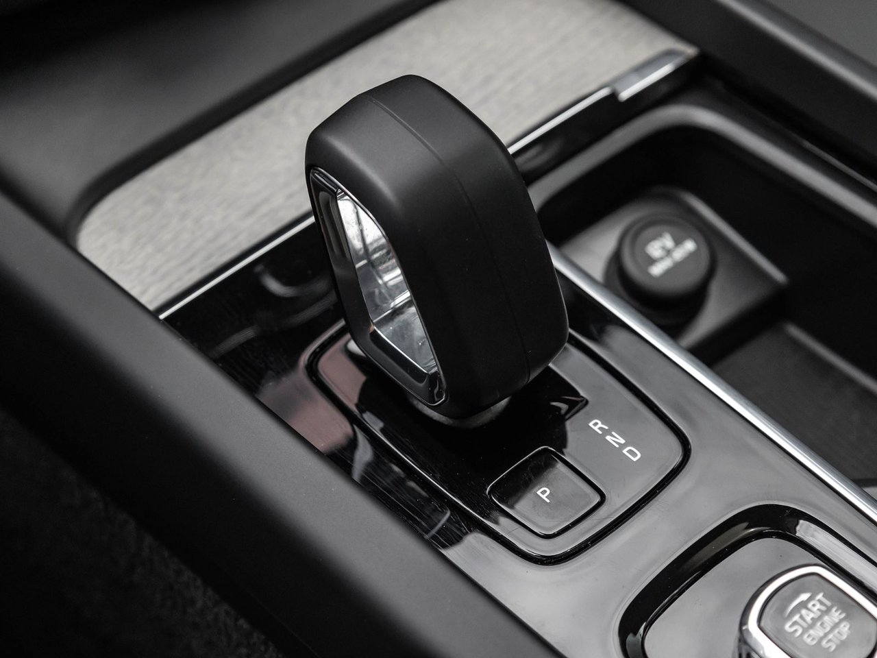 2025 Volvo XC60 Plus Dark Theme-20