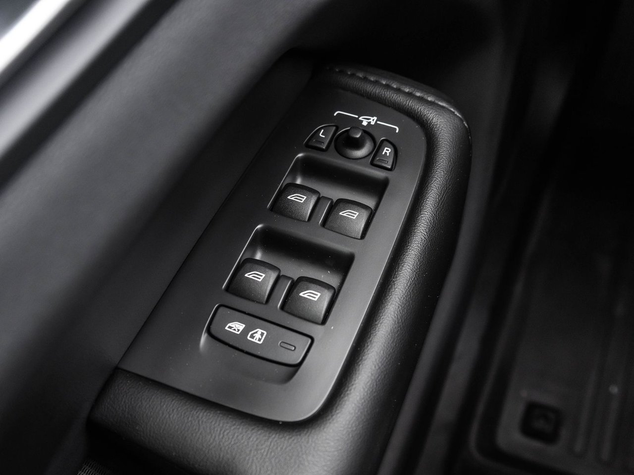 2025 Volvo XC60 Plus Dark Theme-17
