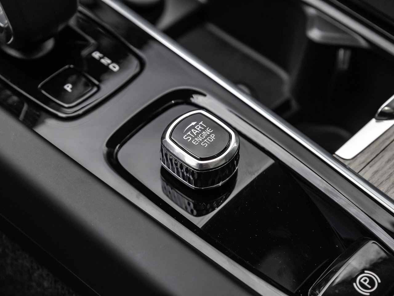 2025 Volvo XC60 Plus Dark Theme-19