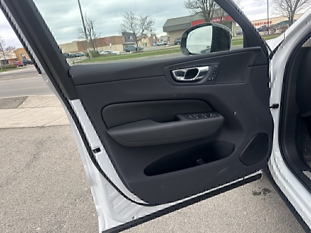 2025 Volvo XC60 Plus Dark Theme-19