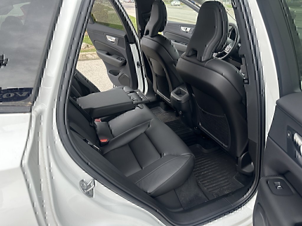2025 Volvo XC60 Plus Dark Theme-14