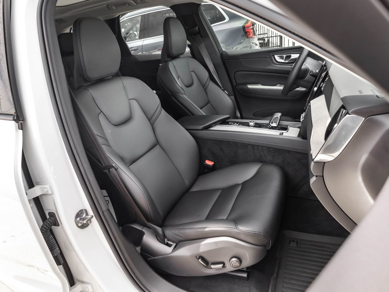 2025 Volvo XC60 Plus Dark Theme-24