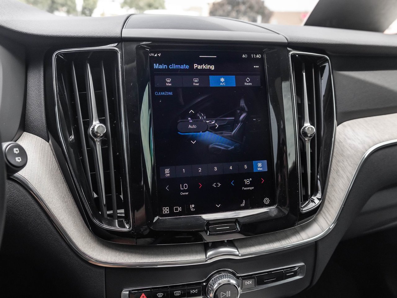 2025 Volvo XC60 Plus Dark Theme-21
