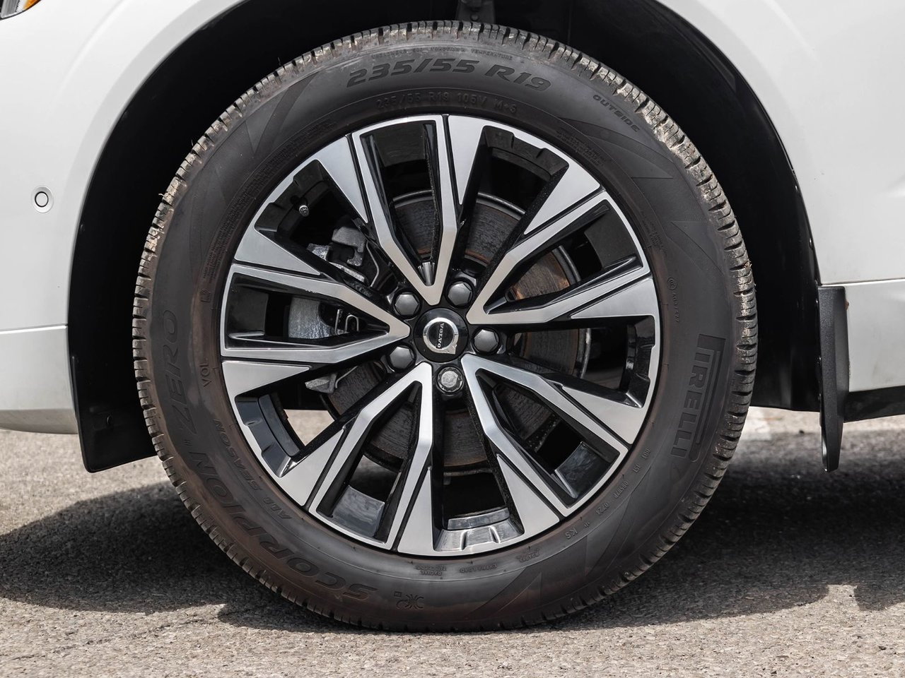 2025 Volvo XC60 Plus Dark Theme-4