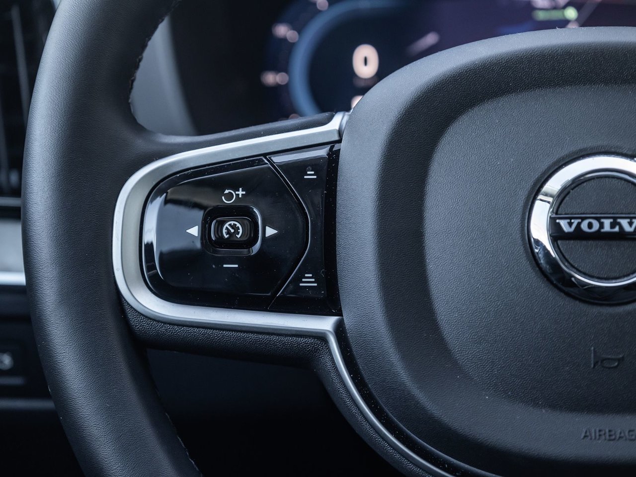 2025 Volvo XC60 Plus Dark Theme-10