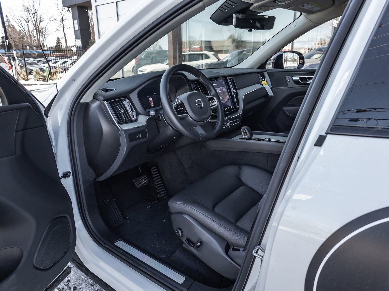 2025 Volvo XC60 Plus Dark Theme-8