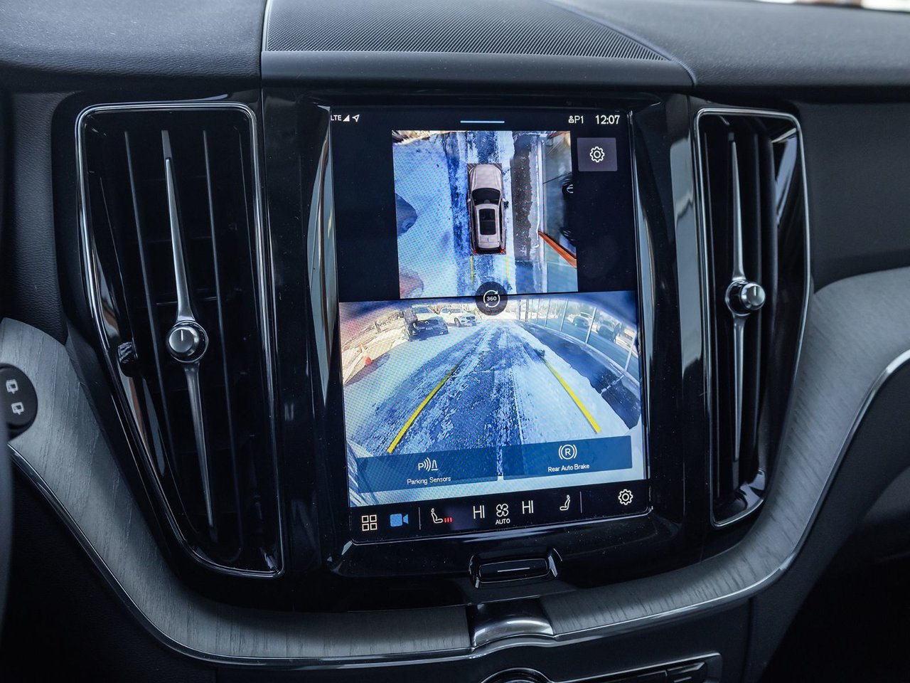 2025 Volvo XC60 Plus Dark Theme-13