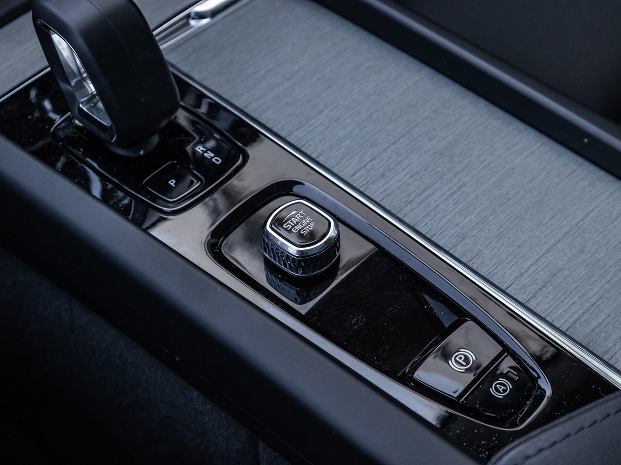 2025 Volvo XC60 Plus Dark Theme-17