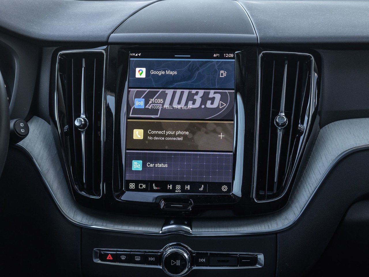 2025 Volvo XC60 Plus Dark Theme-27