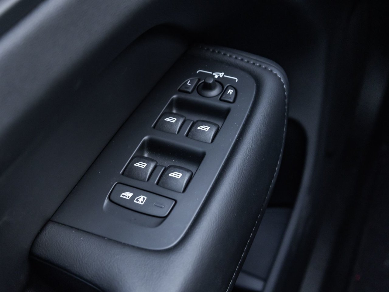 2025 Volvo XC60 Plus Dark Theme-15