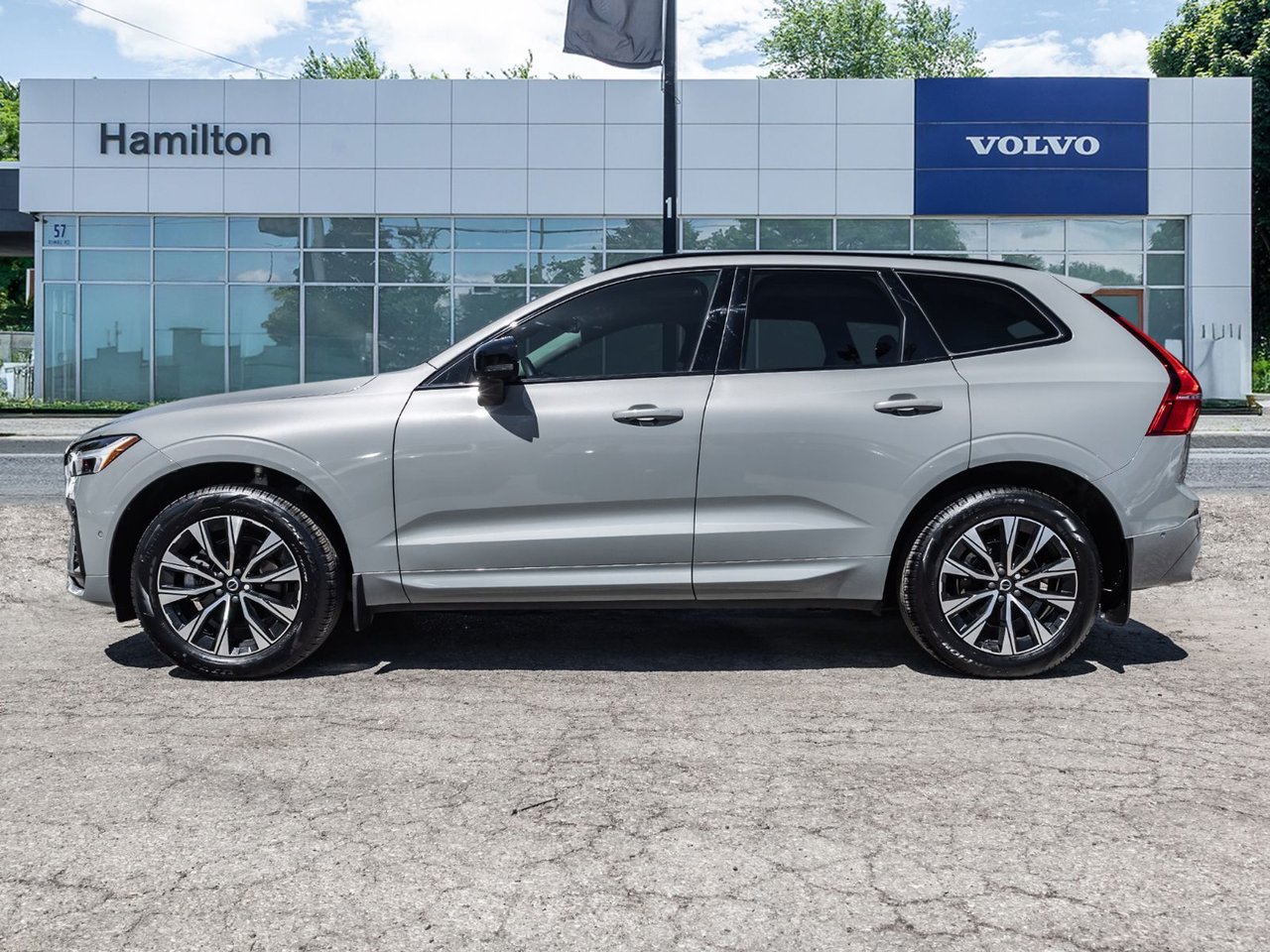 2025 Volvo XC60 Plus Dark Theme-2