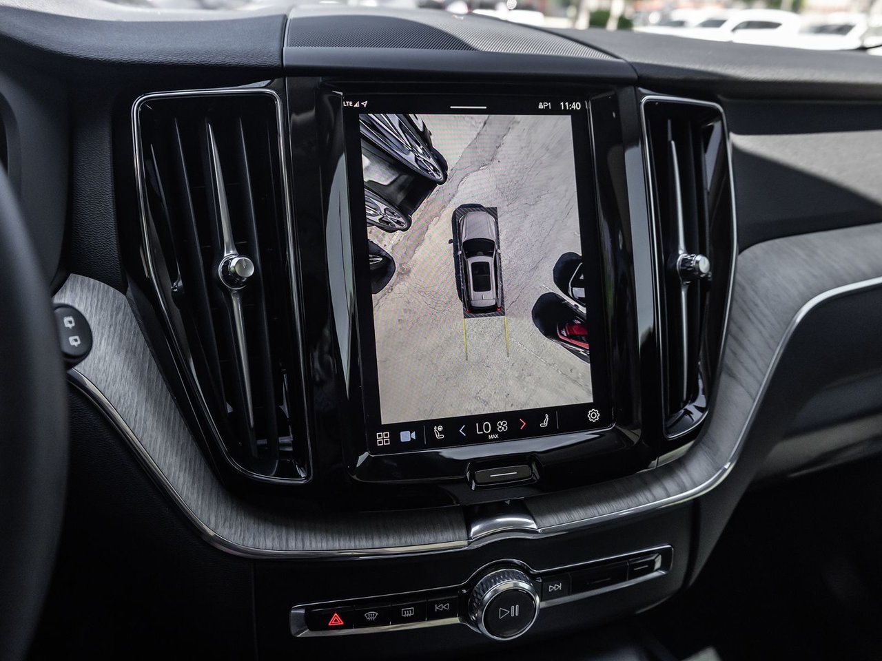 2025 Volvo XC60 Plus Dark Theme-14