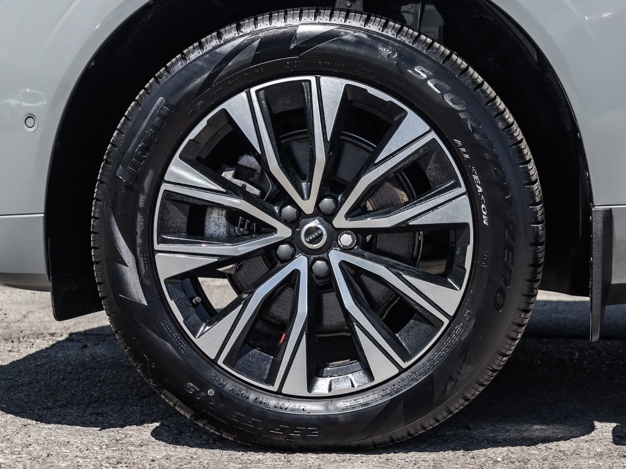2025 Volvo XC60 Plus Dark Theme-3