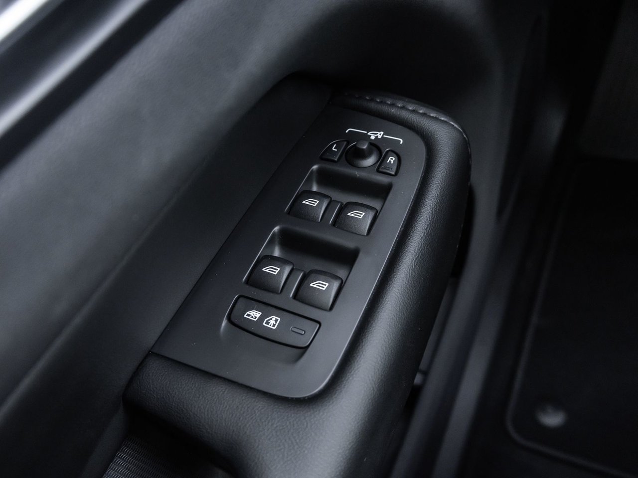 2025 Volvo XC60 Plus Dark Theme-16