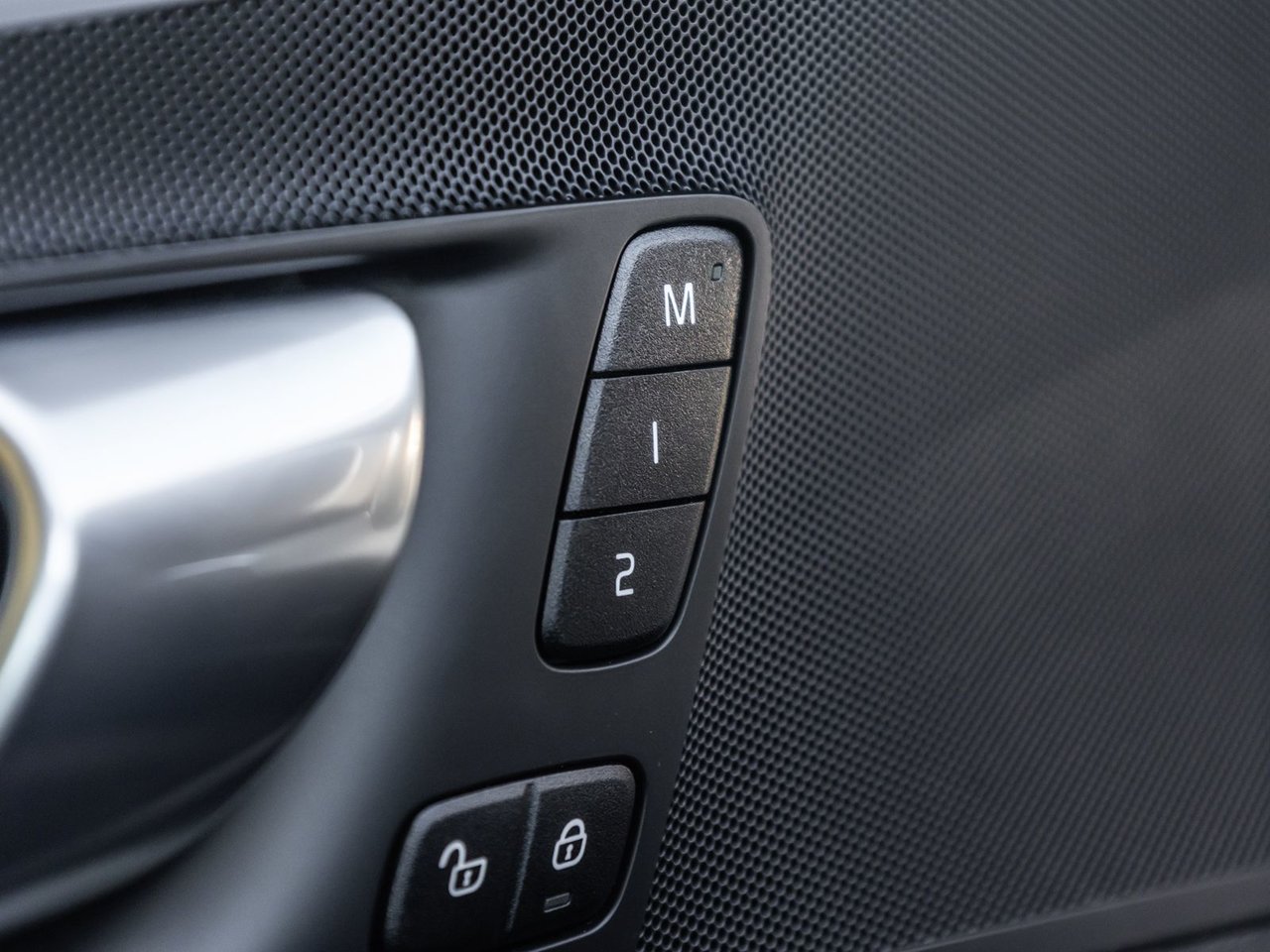 2025 Volvo XC60 Plus Dark Theme-17