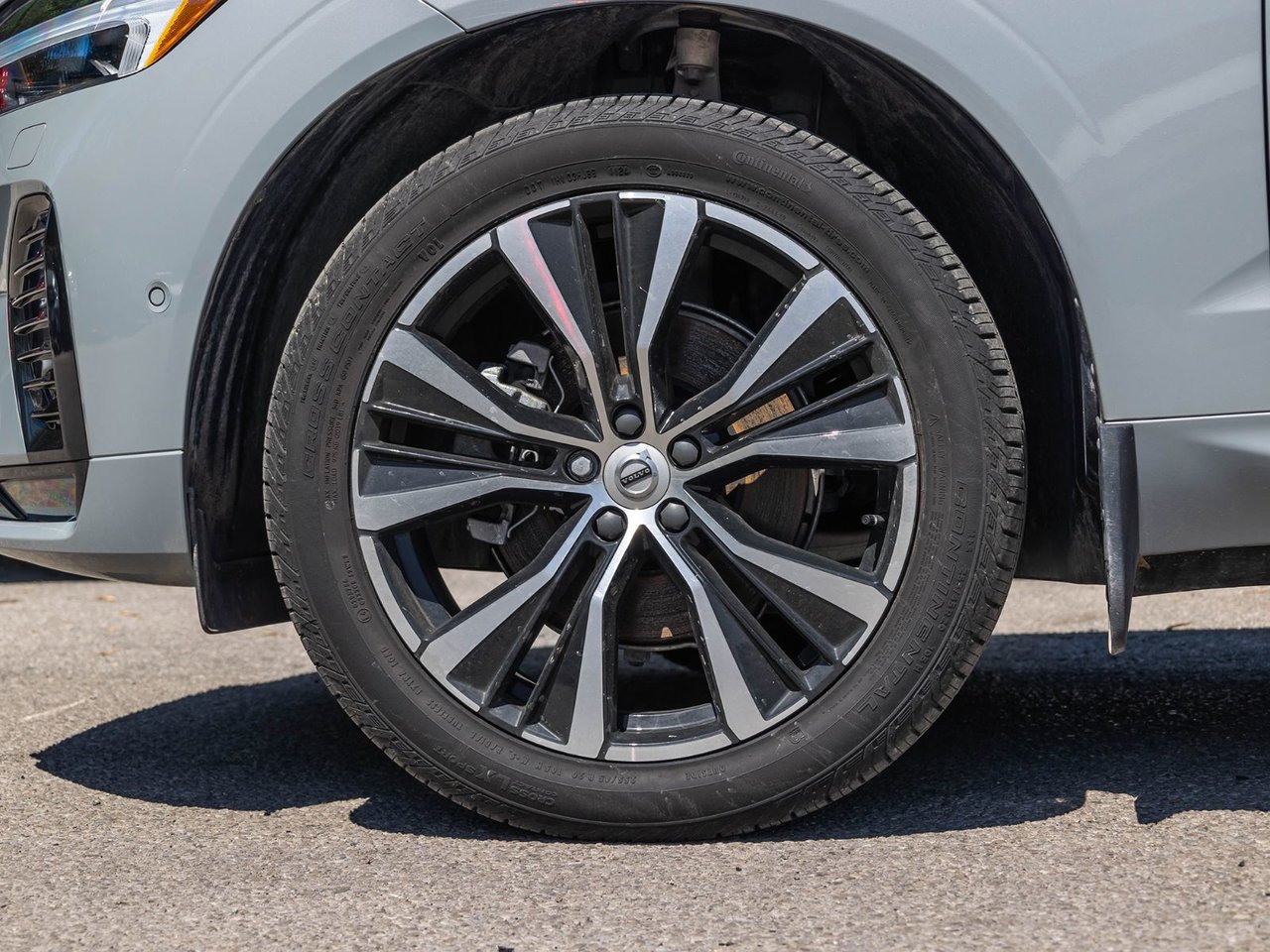 2025 Volvo XC60 Plus Dark Theme-3