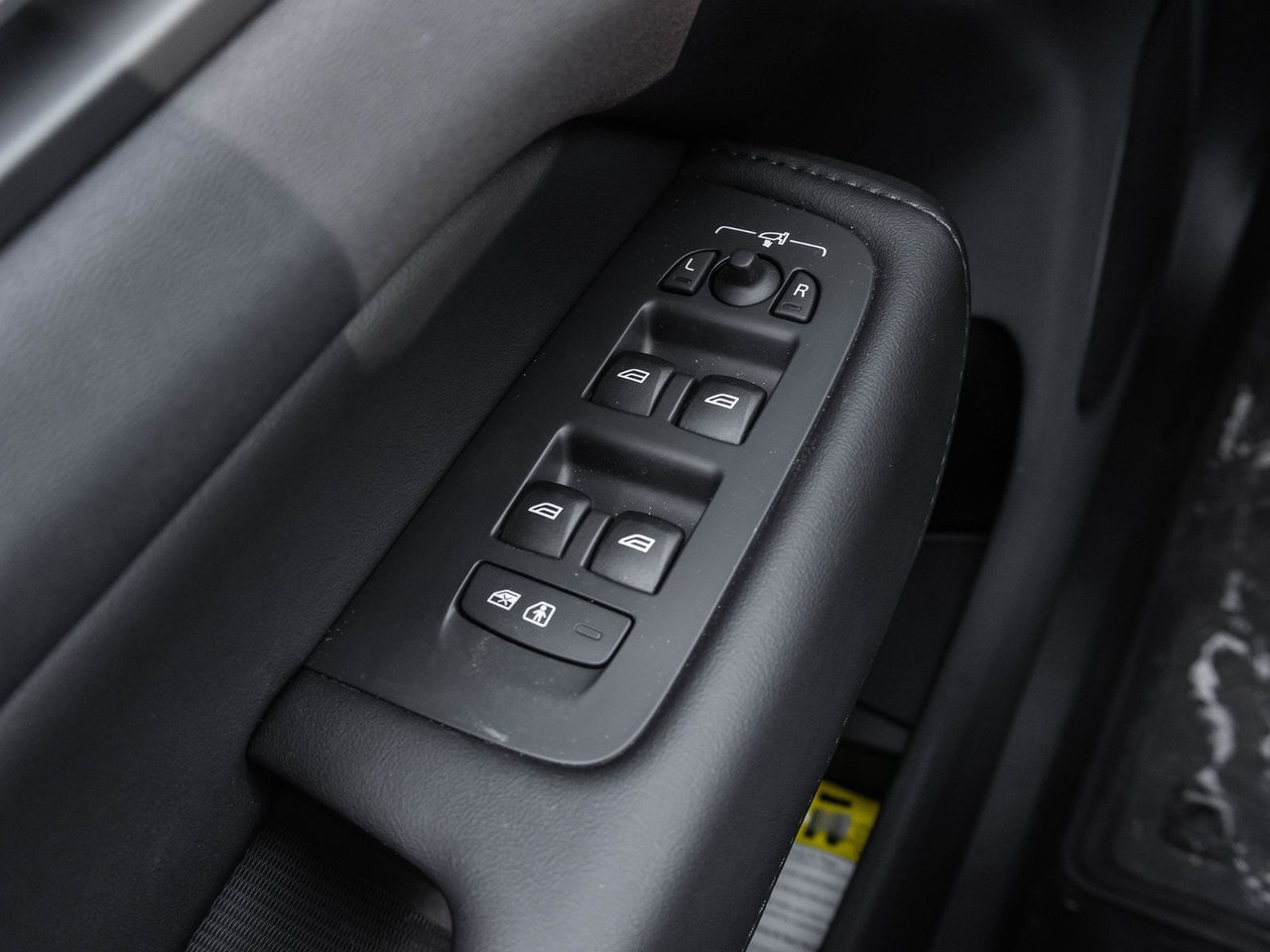 2025 Volvo XC60 Plus Dark Theme-17