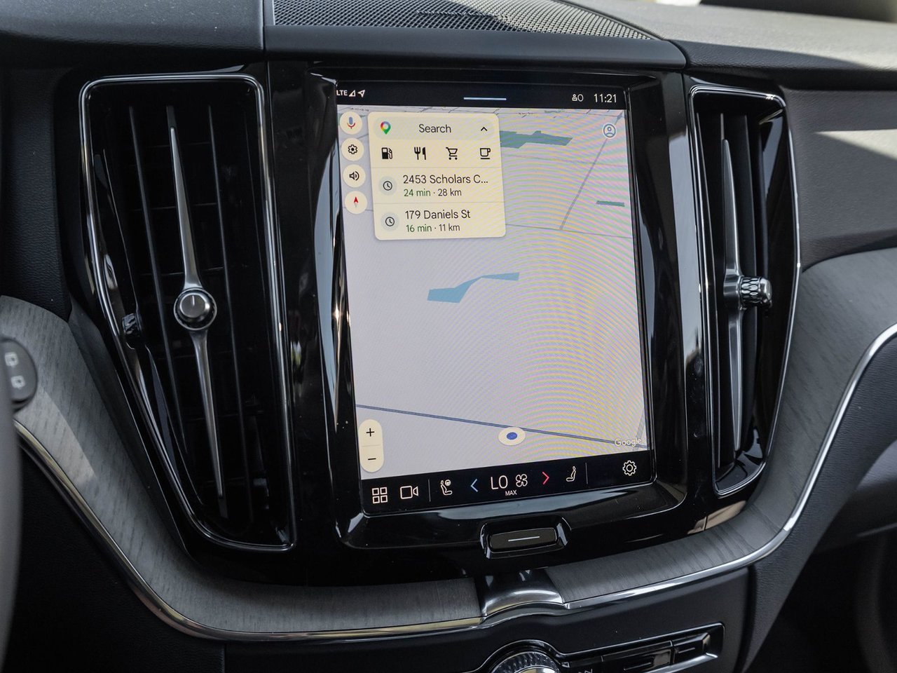 2025 Volvo XC60 Plus Dark Theme-13