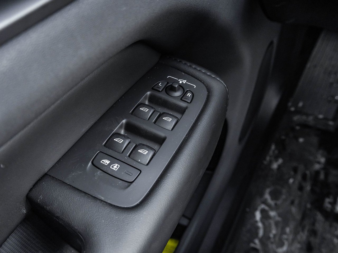 2025 Volvo XC60 Plus Dark Theme-16