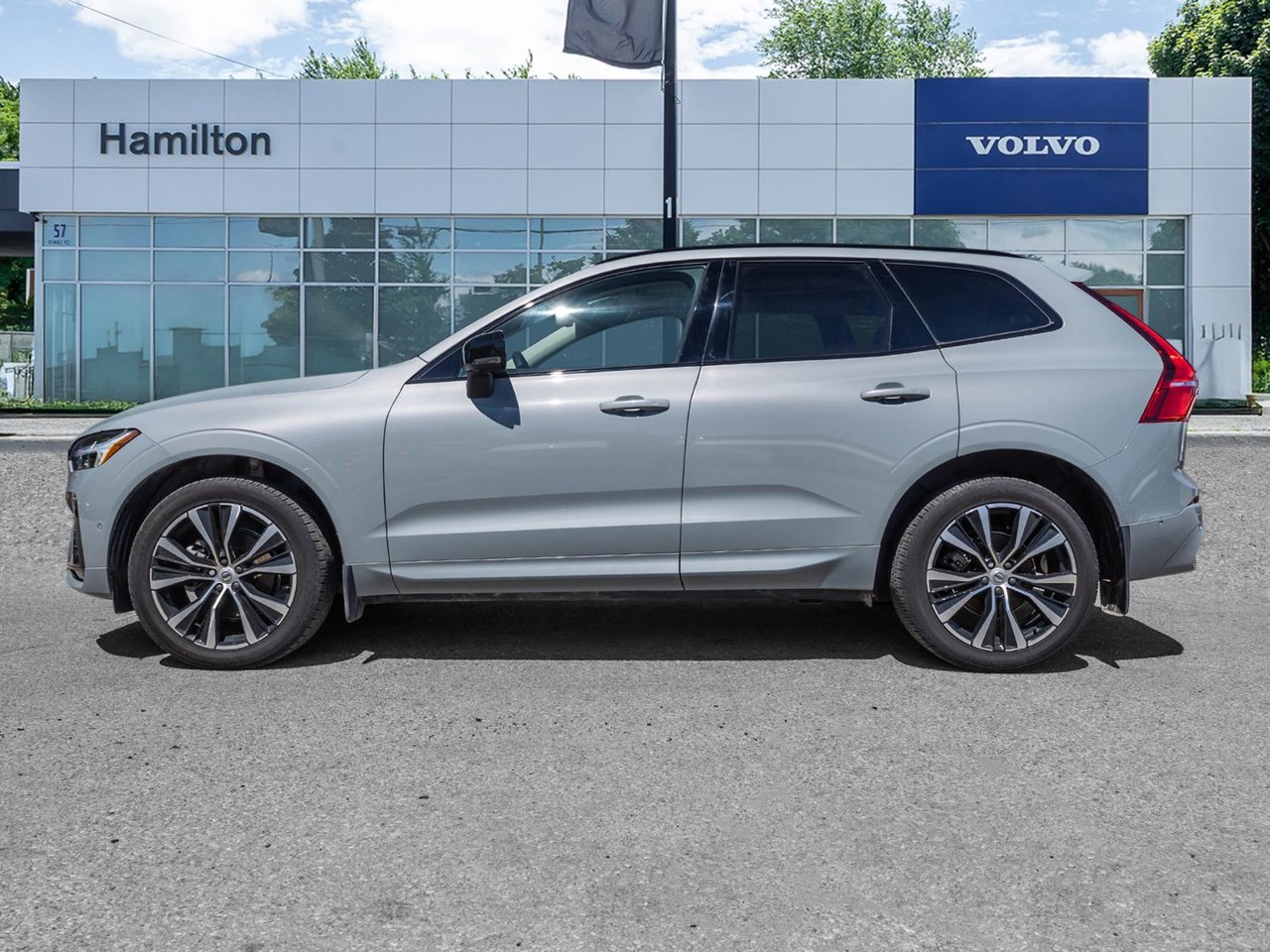 2025 Volvo XC60 Plus Dark Theme-2