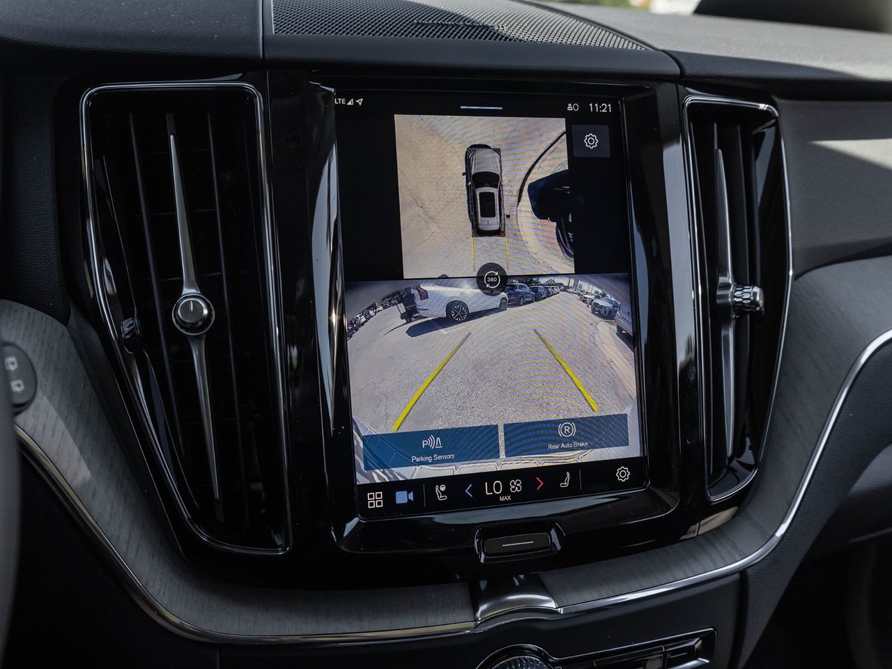 2025 Volvo XC60 Plus Dark Theme-14