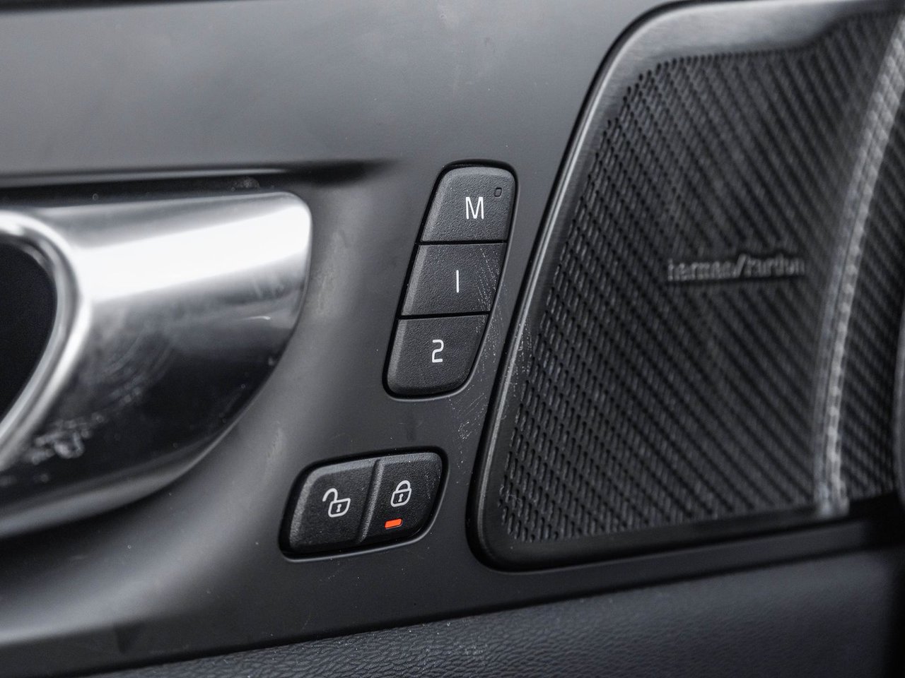 2025 Volvo XC60 Plus Dark Theme-18