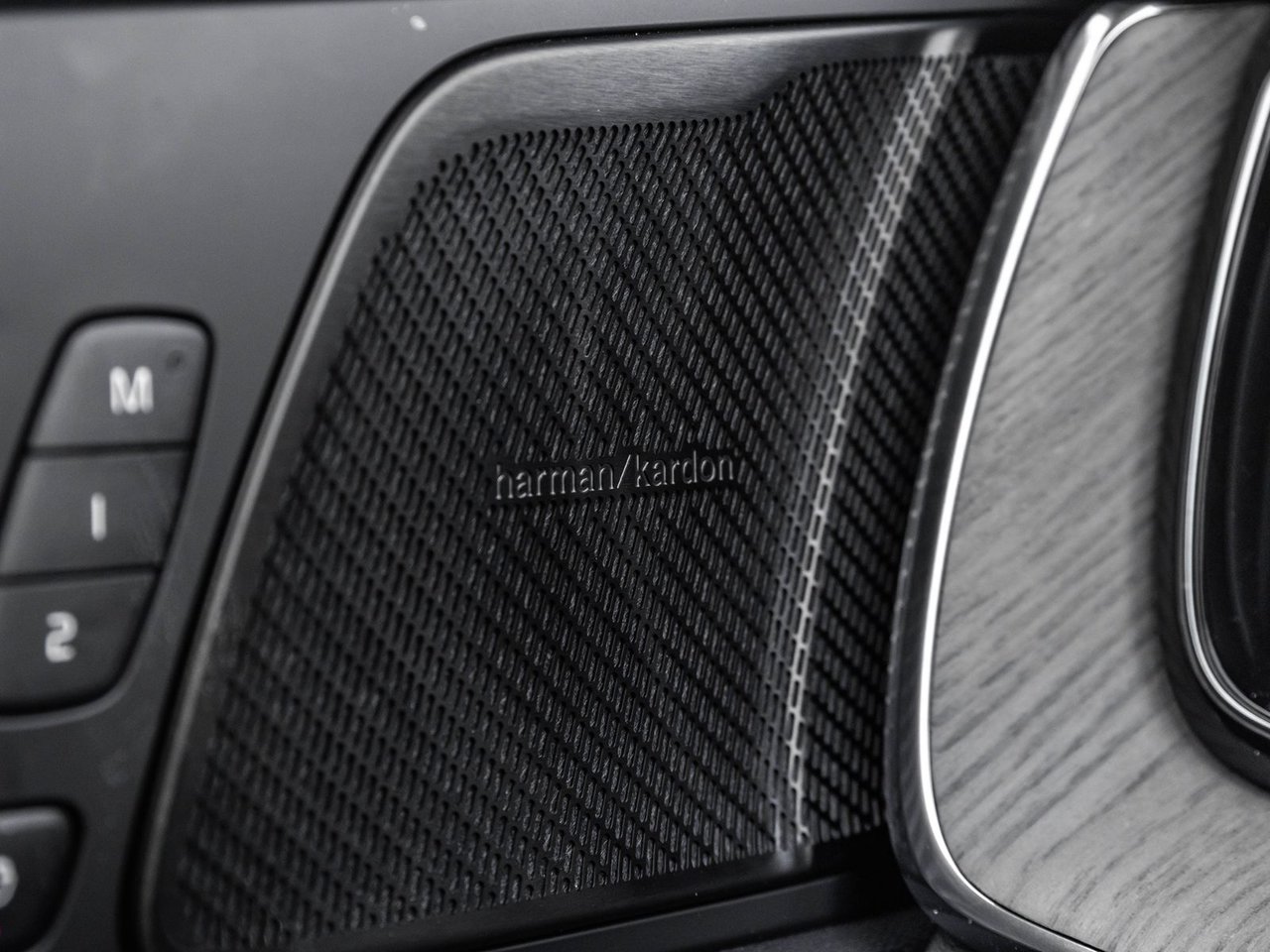 2025 Volvo XC60 Plus Dark Theme-17