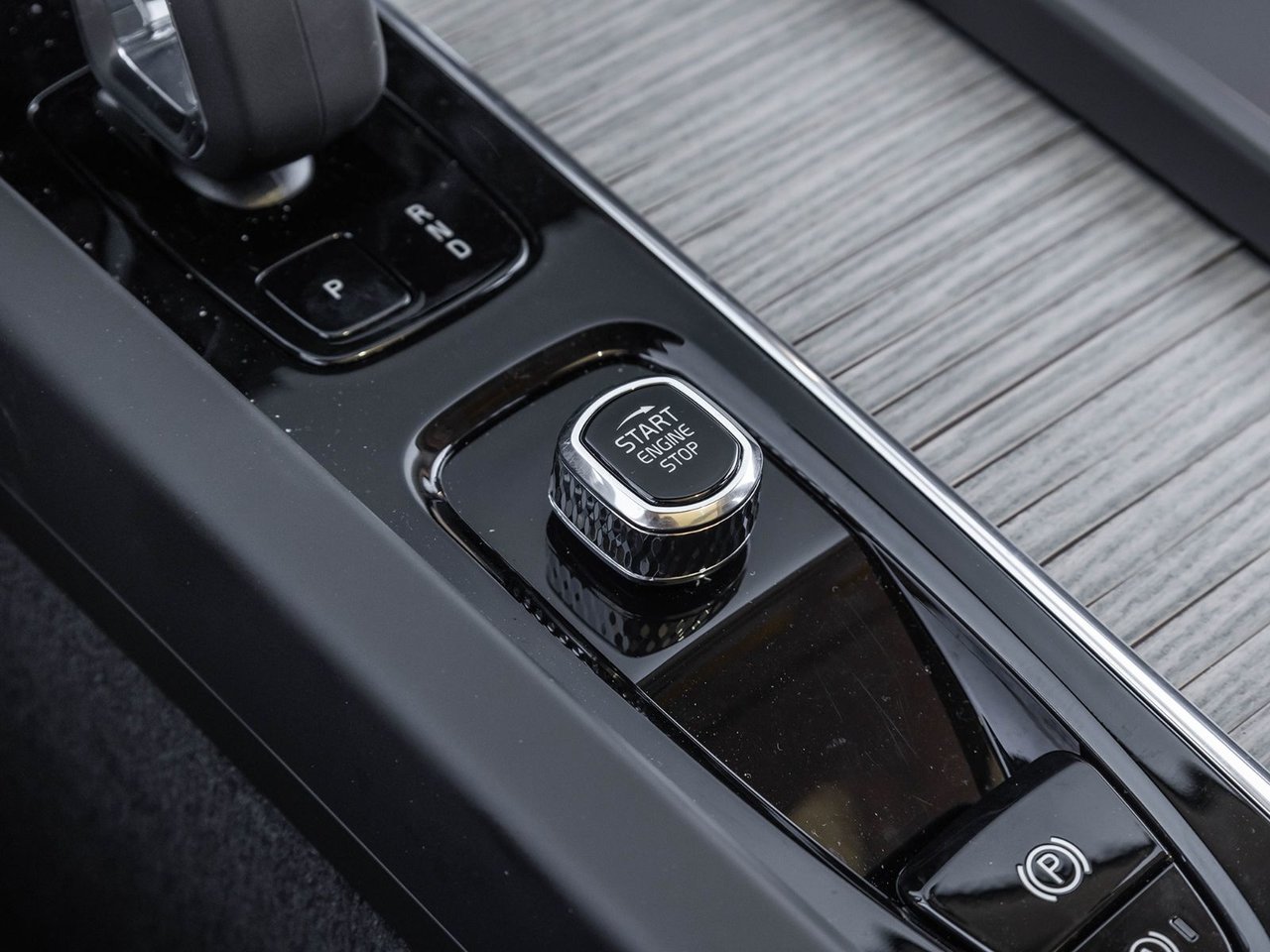 2025 Volvo XC60 Plus Dark Theme-20