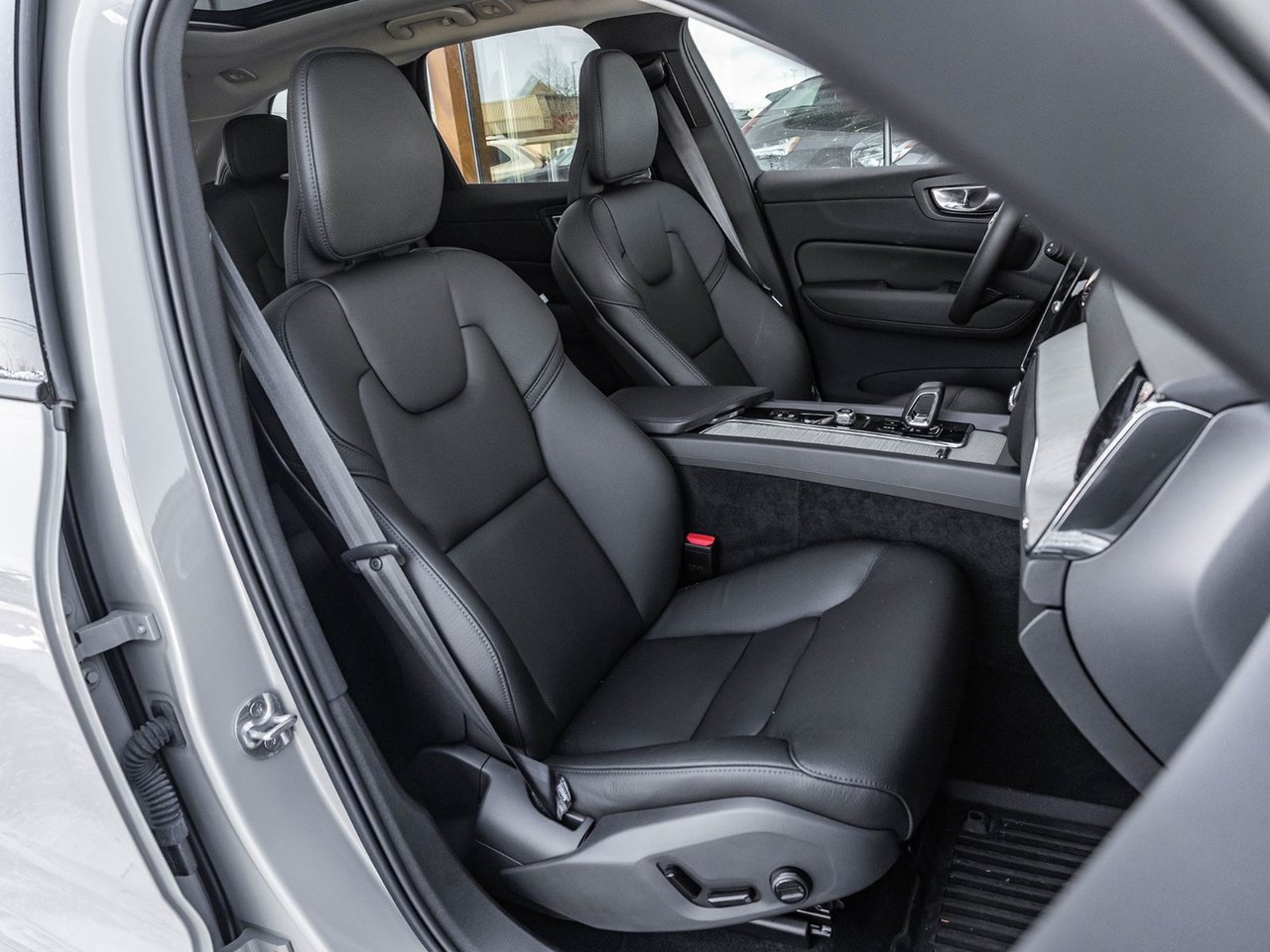 2025 Volvo XC60 Plus Dark Theme-26