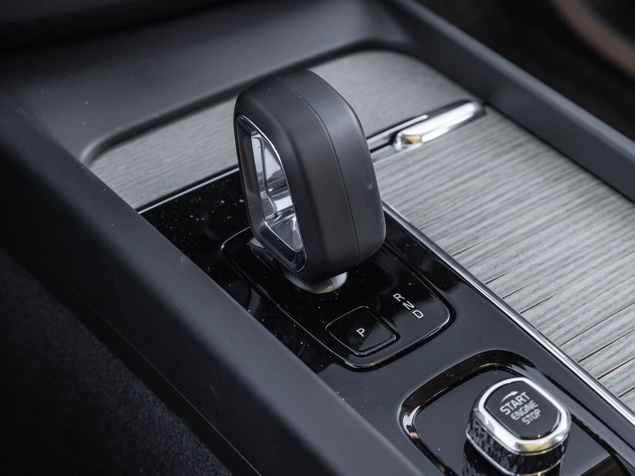 2025 Volvo XC60 Plus Dark Theme-21