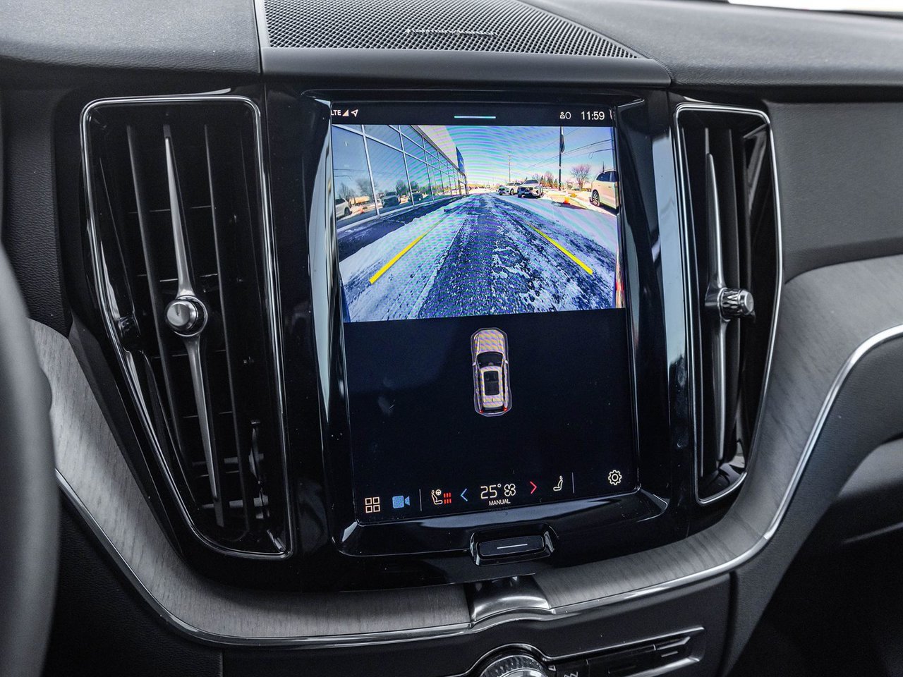 2025 Volvo XC60 Plus Dark Theme-15