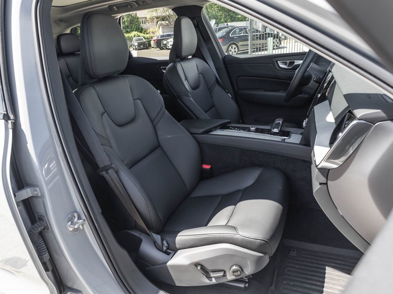 2025 Volvo XC60 Plus Dark Theme-26