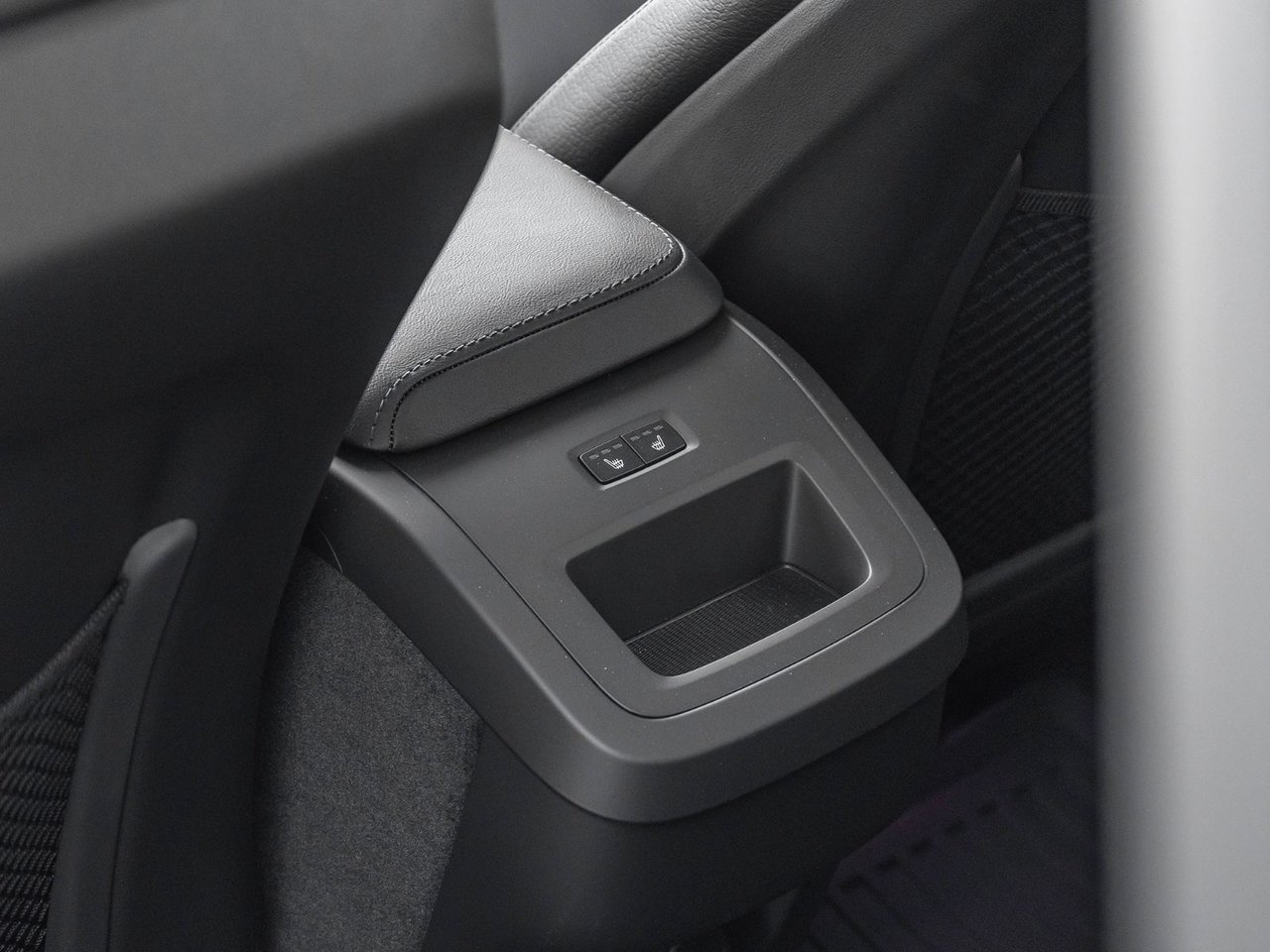 2025 Volvo XC60 Plus Dark Theme-28