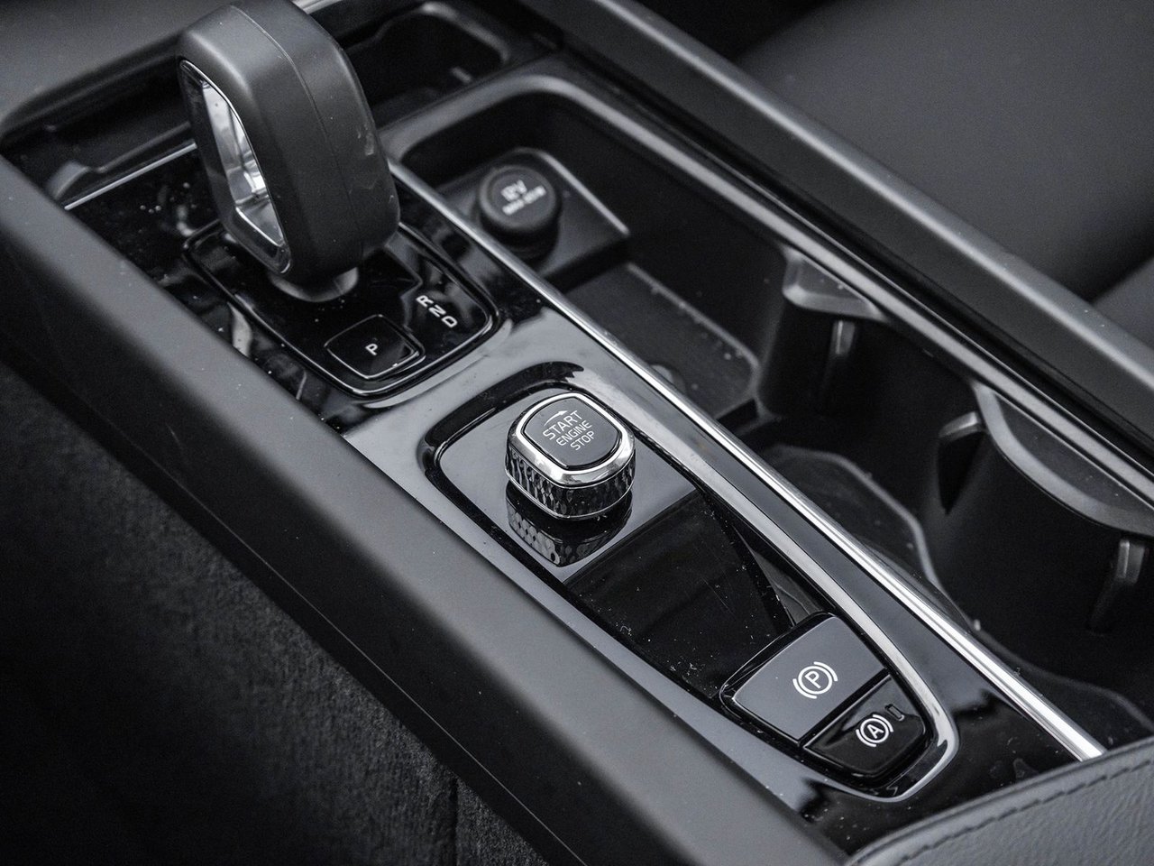 2025 Volvo XC60 Plus Dark Theme-19