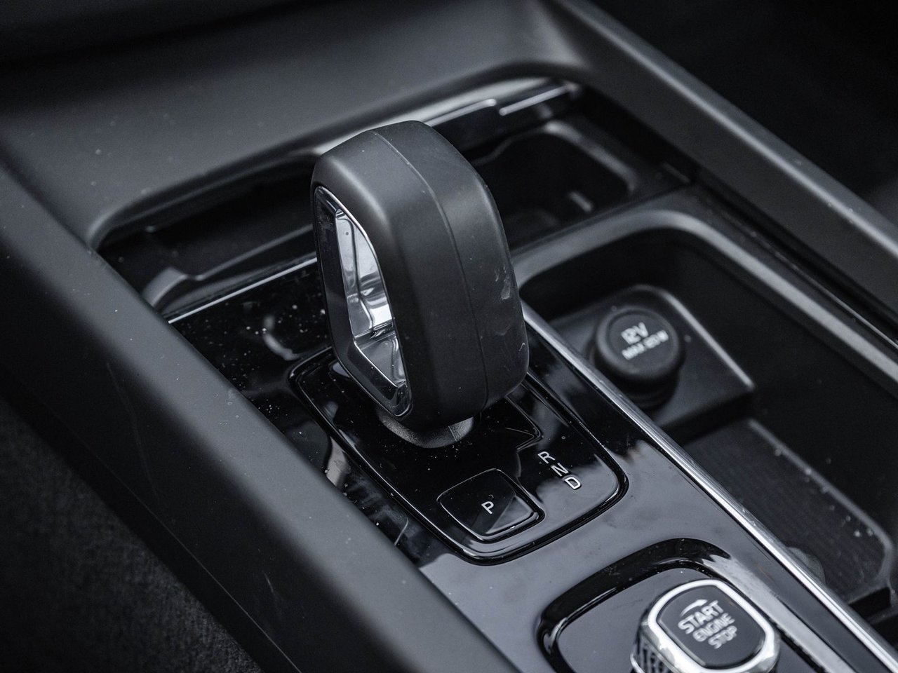 2025 Volvo XC60 Plus Dark Theme-20