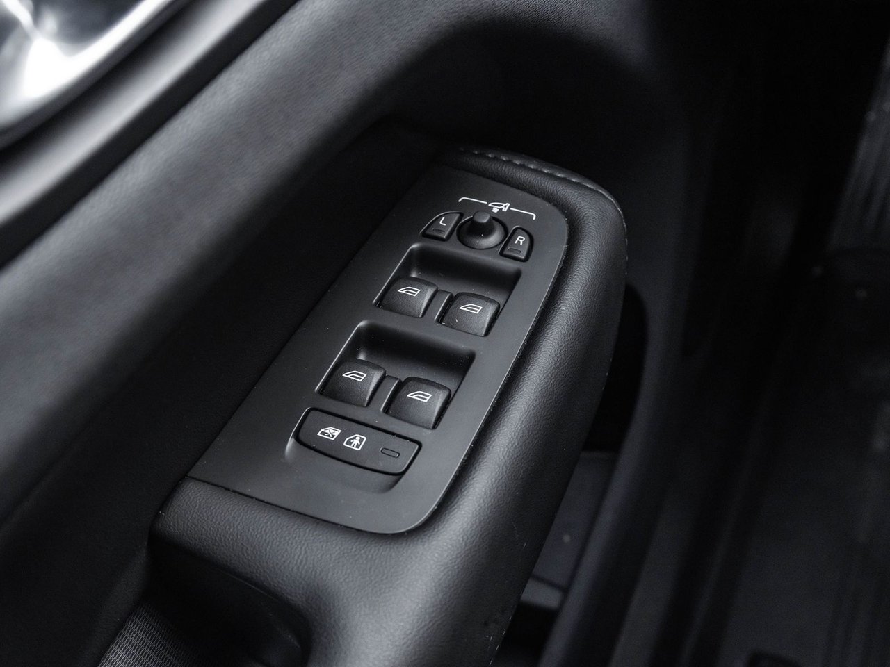 2025 Volvo XC60 Plus Dark Theme-14