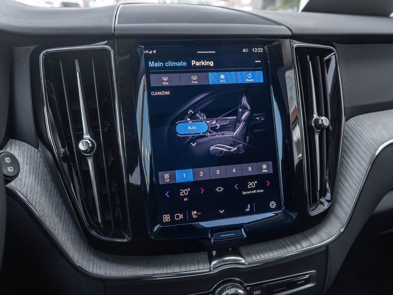 2025 Volvo XC60 Plus Dark Theme-20