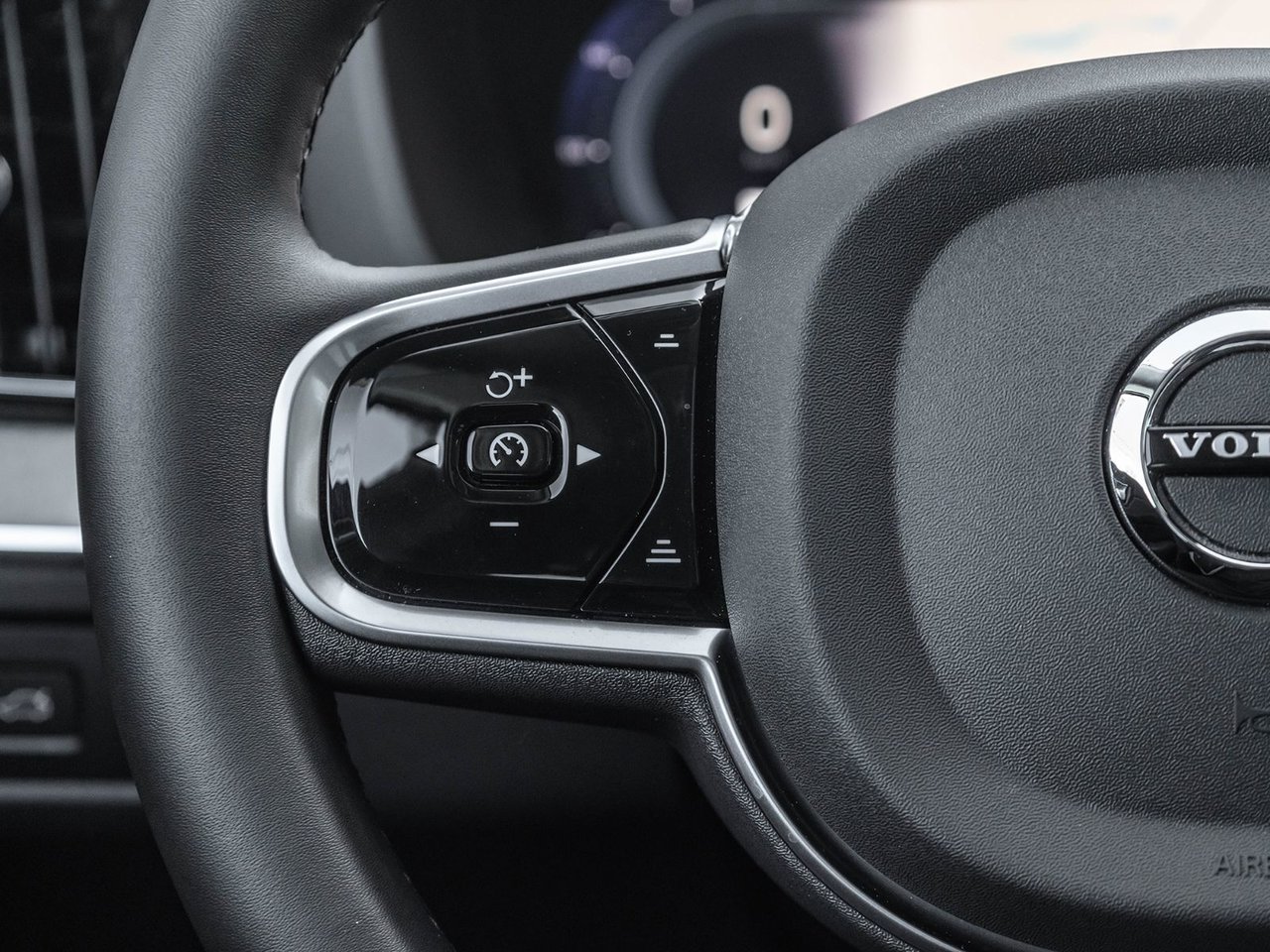 2025 Volvo XC60 Plus Dark Theme-10