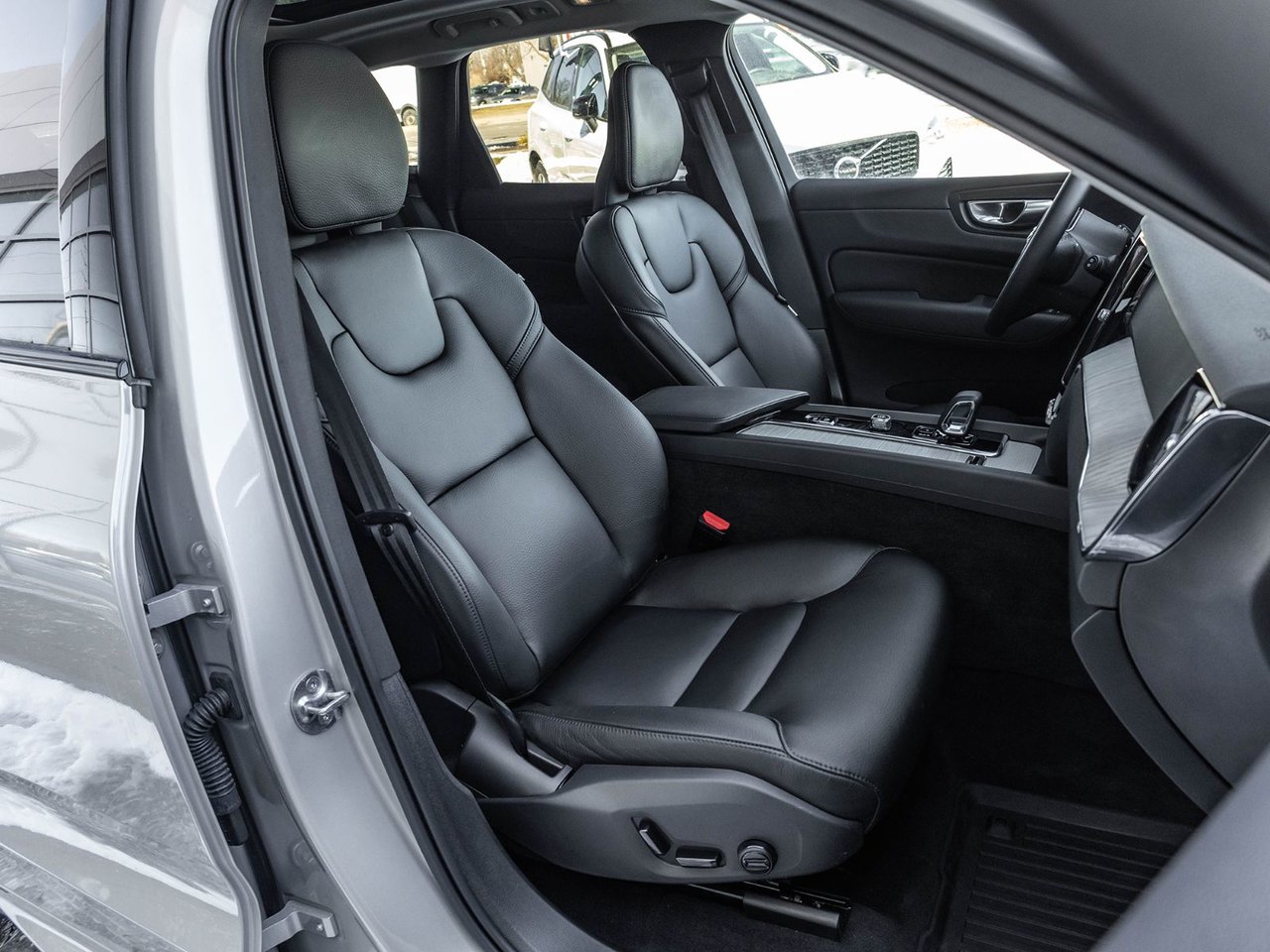 2025 Volvo XC60 Plus Dark Theme-23