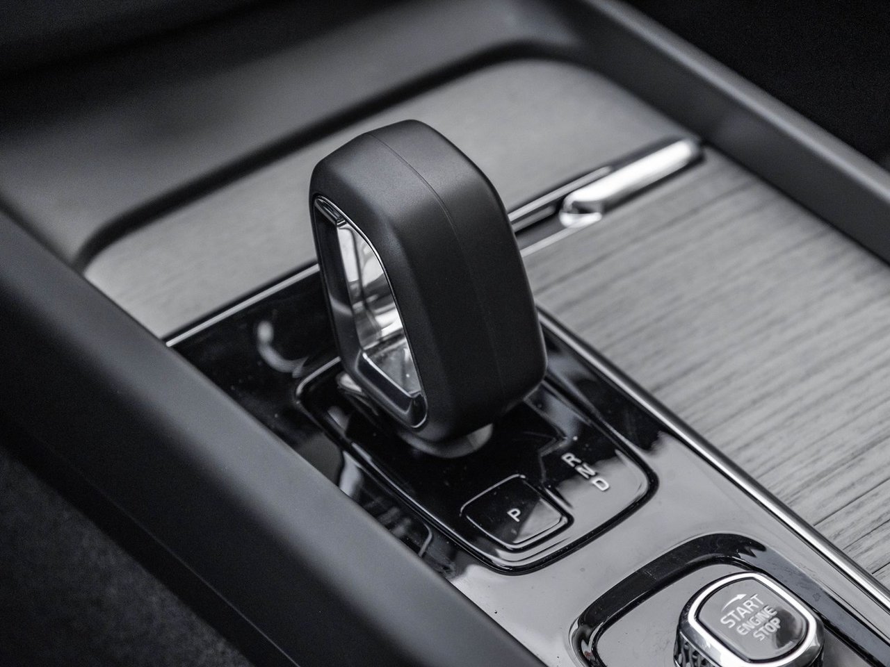 2025 Volvo XC60 Plus Dark Theme-17