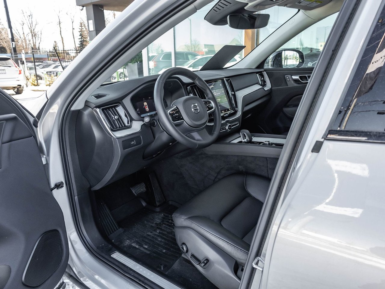 2025 Volvo XC60 Plus Dark Theme-8