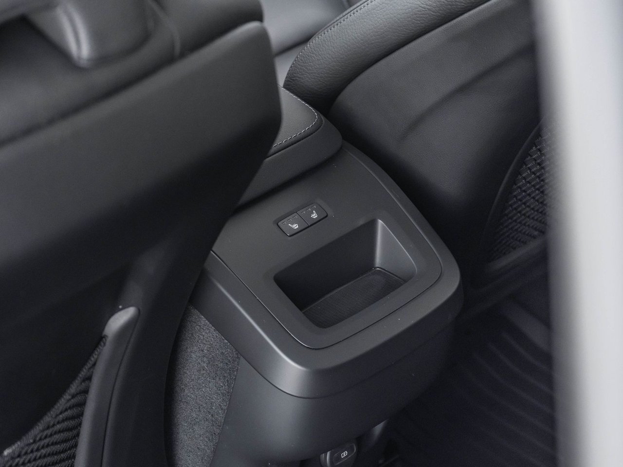 2025 Volvo XC60 Plus Dark Theme-25