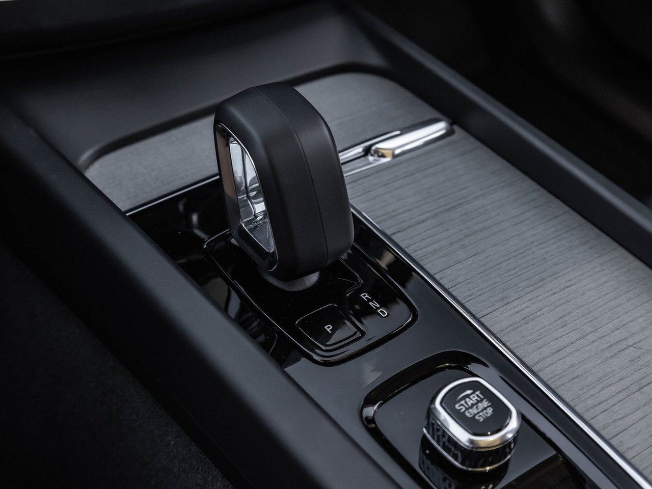 2025 Volvo XC60 Plus Dark Theme-19