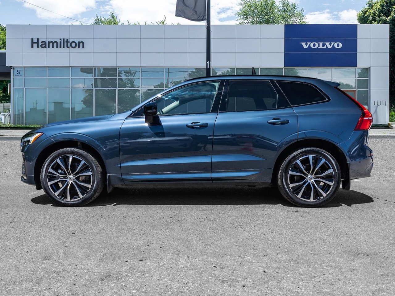 2025 Volvo XC60 Plus Dark Theme-2