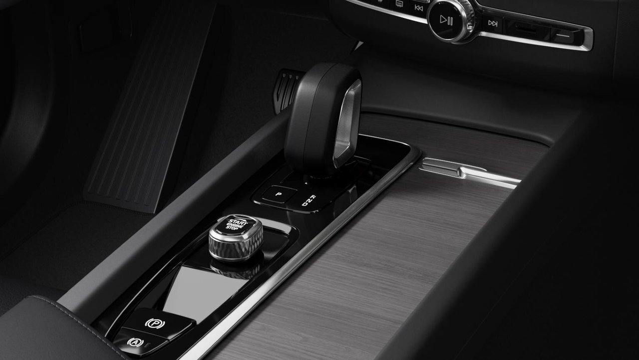 2025 Volvo XC60 Plus Dark Theme-8