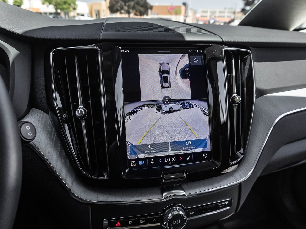 2025 Volvo XC60 Plus Dark Theme-14