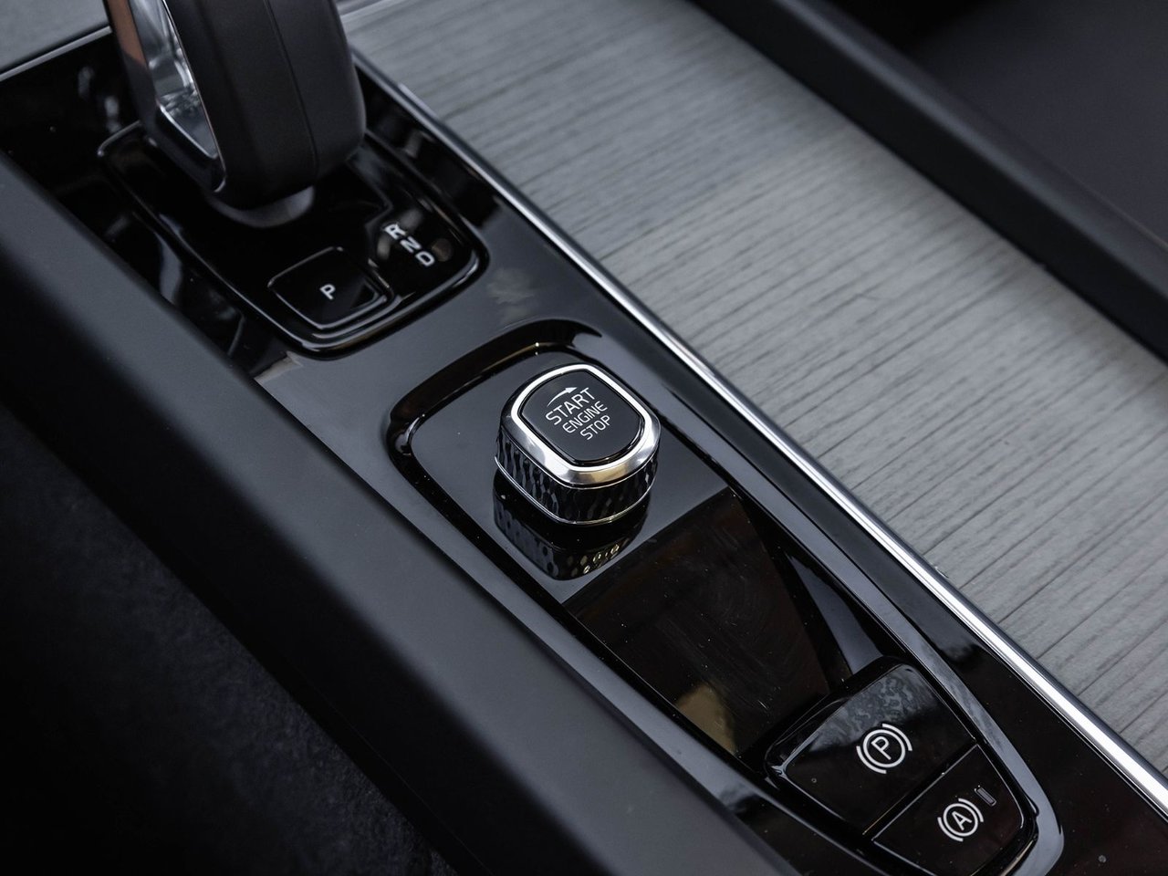 2025 Volvo XC60 Plus Dark Theme-18
